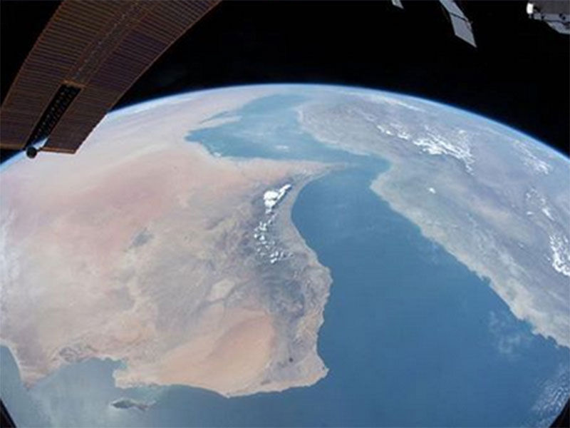 هزاع المنصوري يهدي سلطنة عمان صورة لها من الفضاء بمناسبة عيدها الوطني
